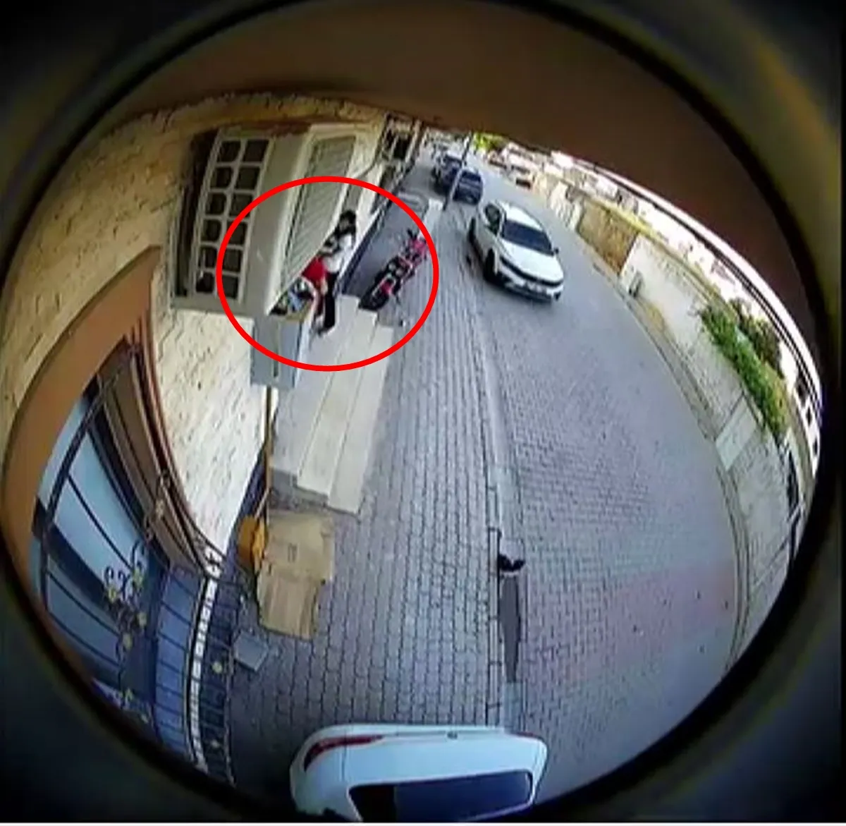 Mardin'de kapıları zorlayan iki kadın güvenlik kamerasında