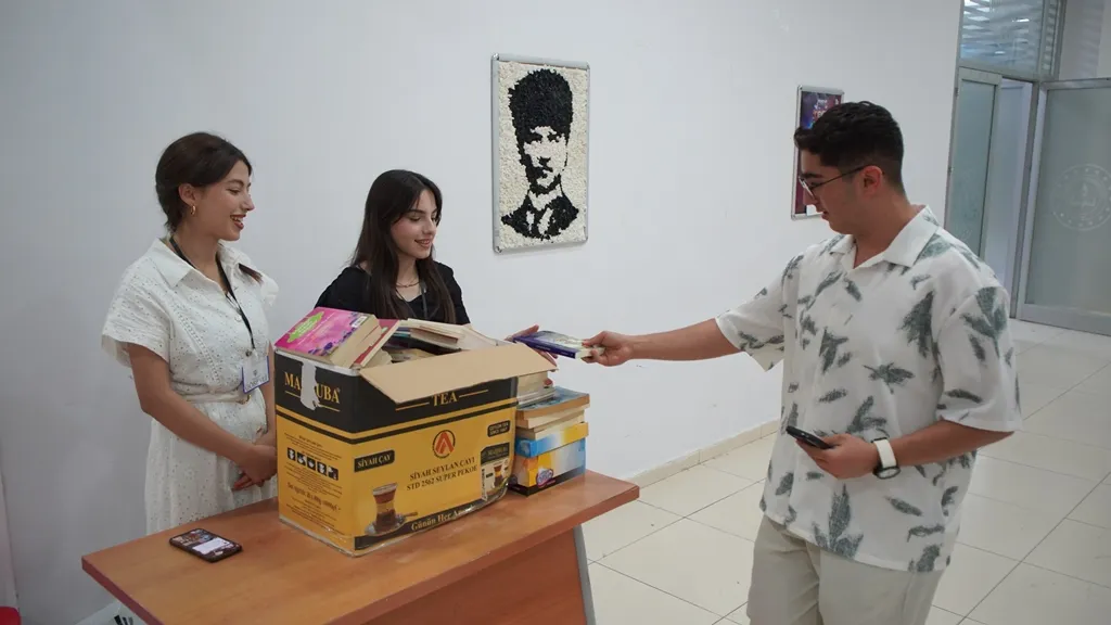 Siirt’te tiyatro biletleri köy okullarına kitap oldu