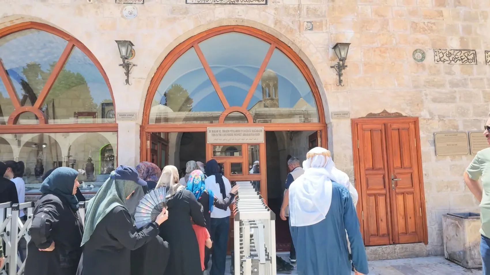 Şanlıurfalı öğrenciler LGS sınavı öncesi Balıklıgöl'de moral aradı