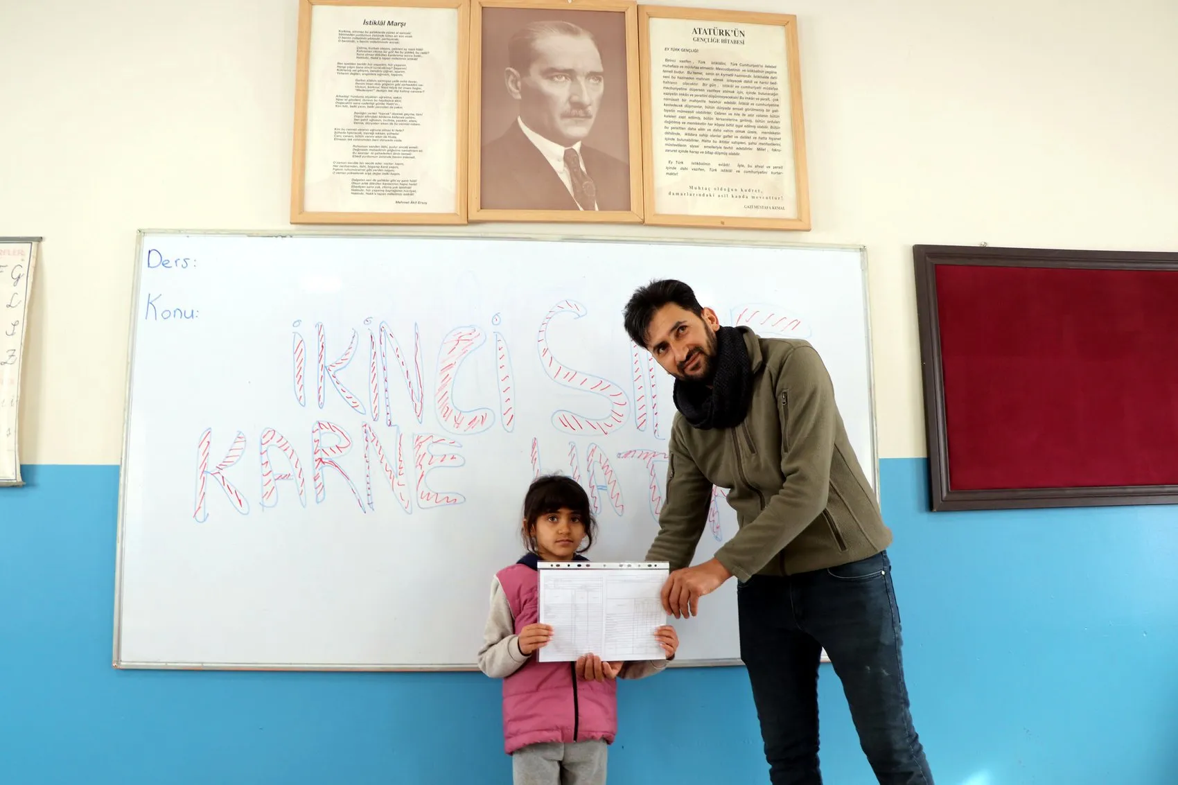 Üç yıl tek başına okudu şimdi otuz iki arkadaşıyla karne aldı