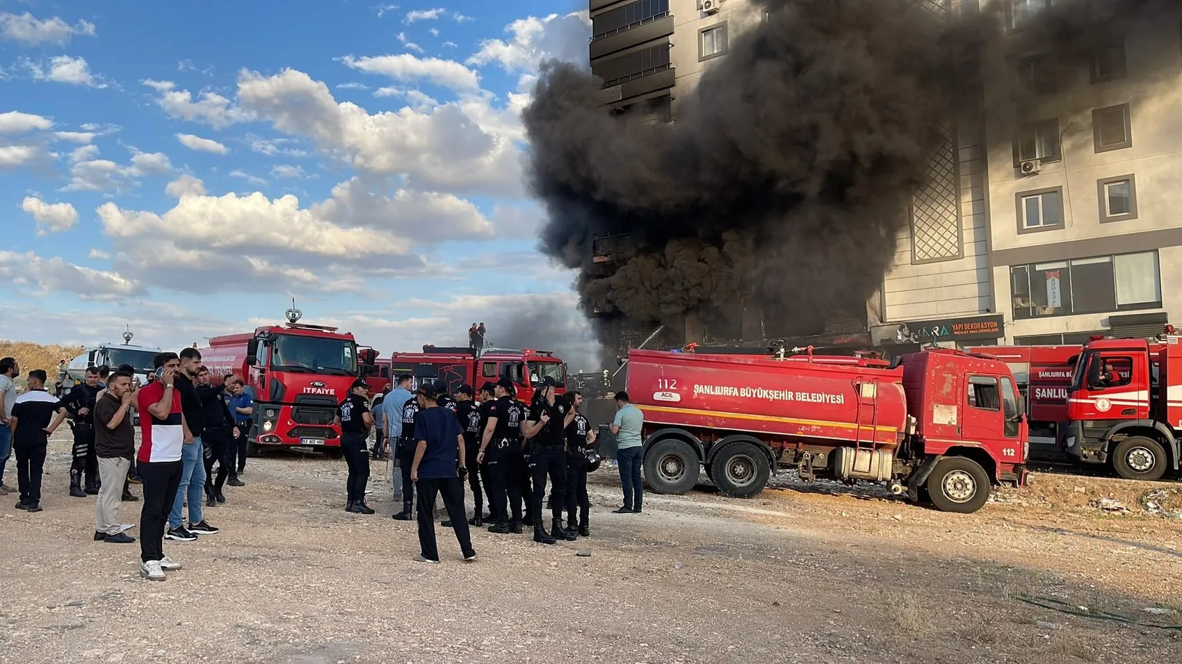 Şanlıurfa’da apartman altındaki dükkanda yangın paniği