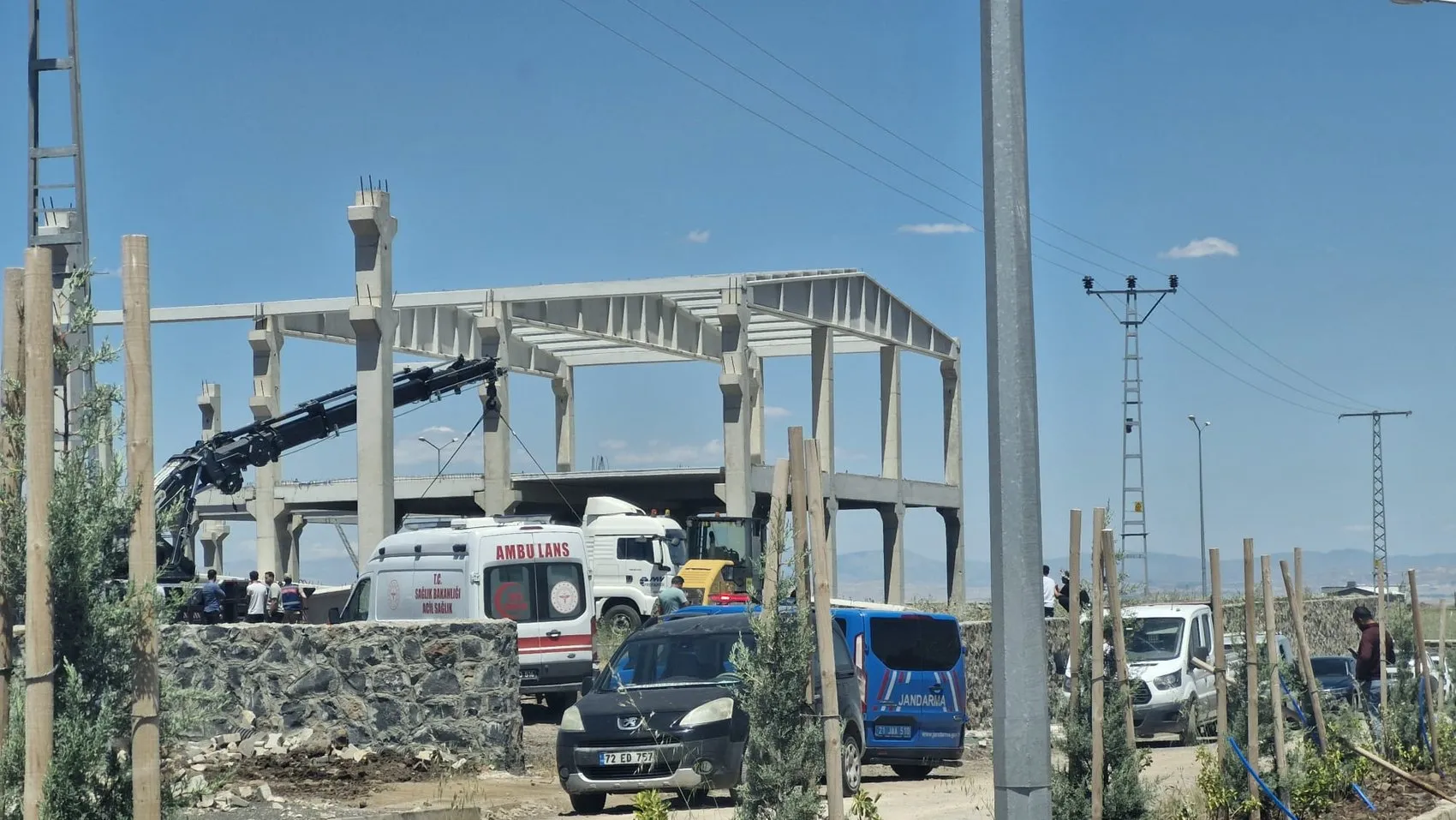 Diyarbakır'da inşaat faciası Beton blok işçilerin üzerine devrildi