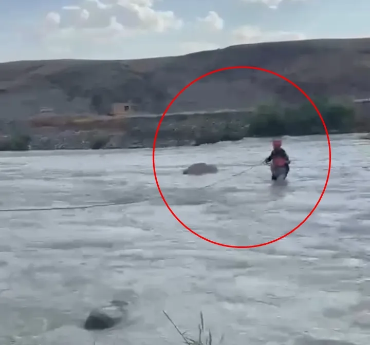 Siirtte yükselen sular arasında mahsur kalan çocuğu AFAD ekipleri kurtardı