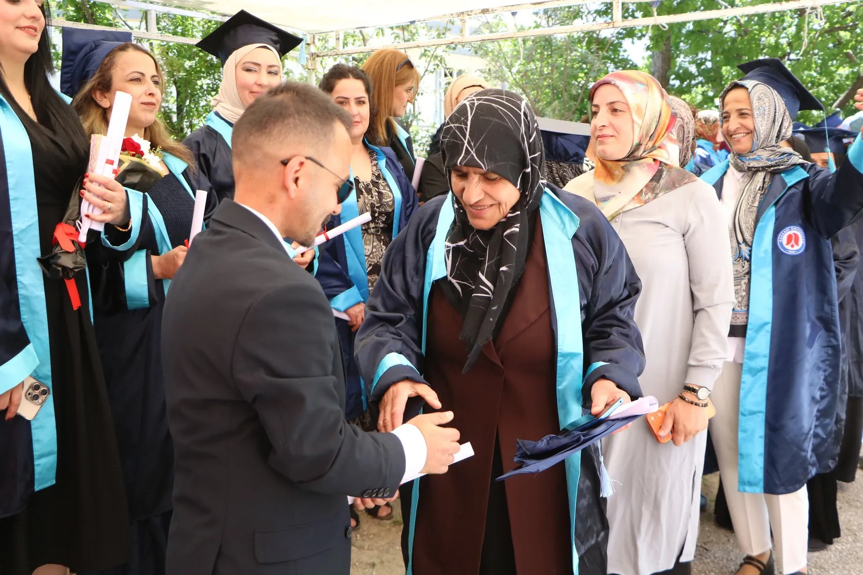 Şehit oğlunun vasiyetini tuttu 51 yaşında lise diplomasını aldı