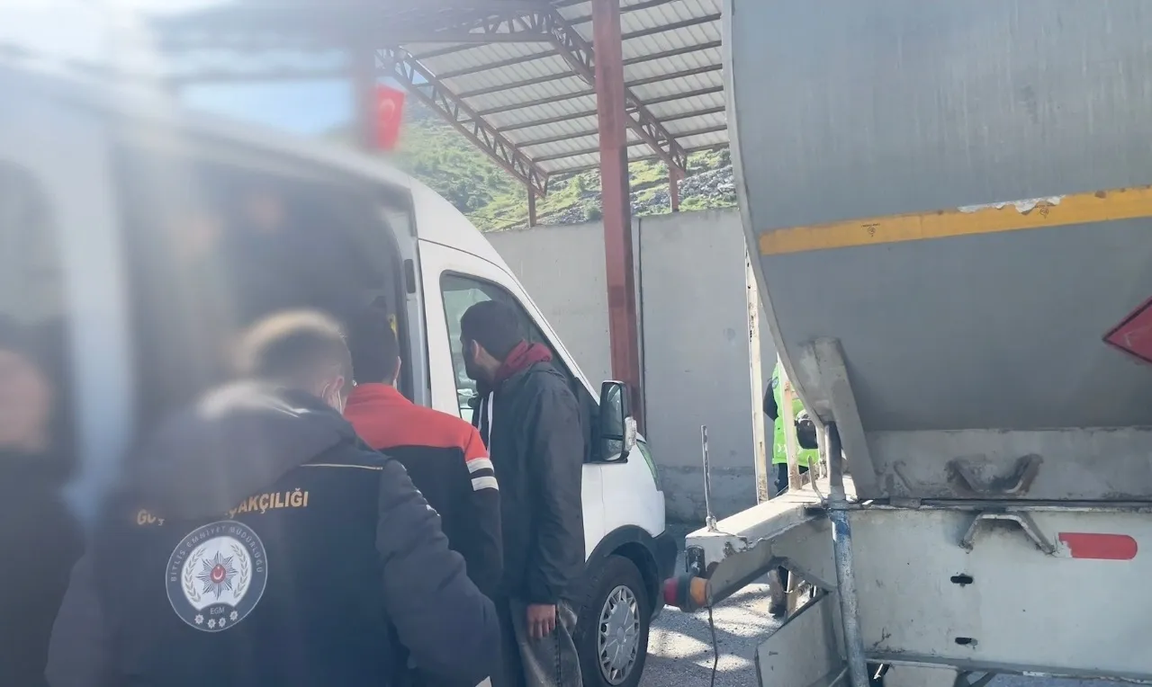 Bitlis'te yakıt tankerine gizlenen 30 göçmen yakalandı