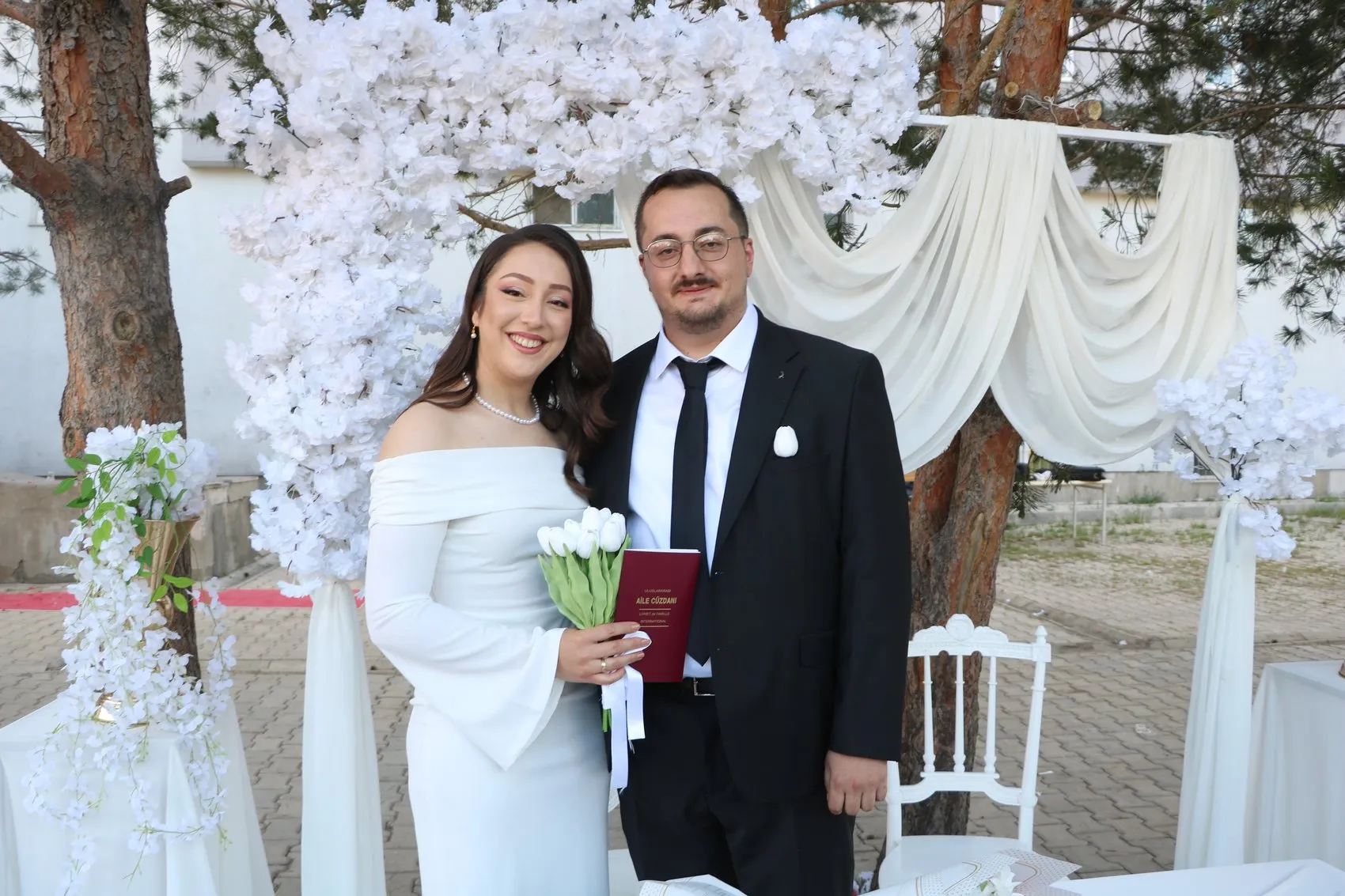 Yüksekova’da meslektaş öğretmen çift okul bahçesinde dünyaevine girdi