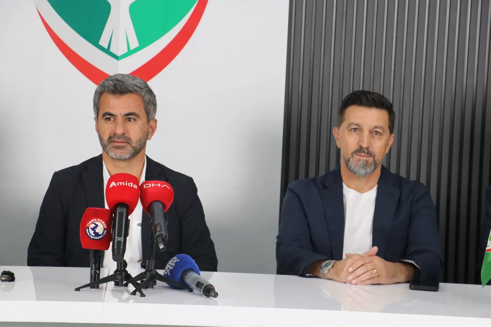 Amedspor Süper Lig için imzayı Besnik Hasi’ye attırdı