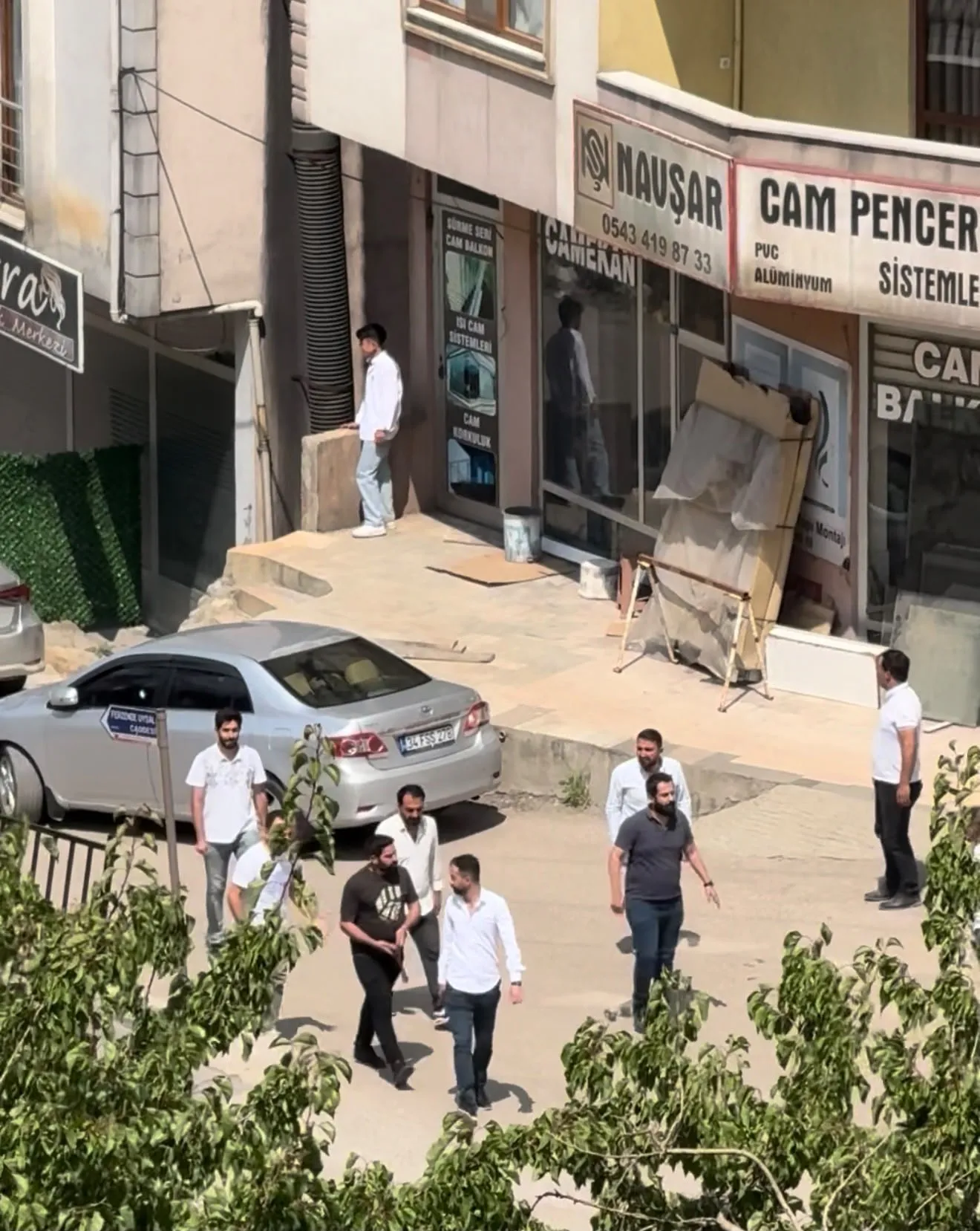 Şemdinli sokaklarında silahlı ve sopalı kavga dehşeti