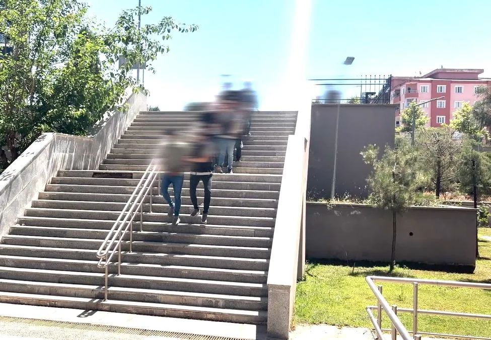 Batman yolunda mideleri uyuşturucu dolu 4 kişi yakalandı