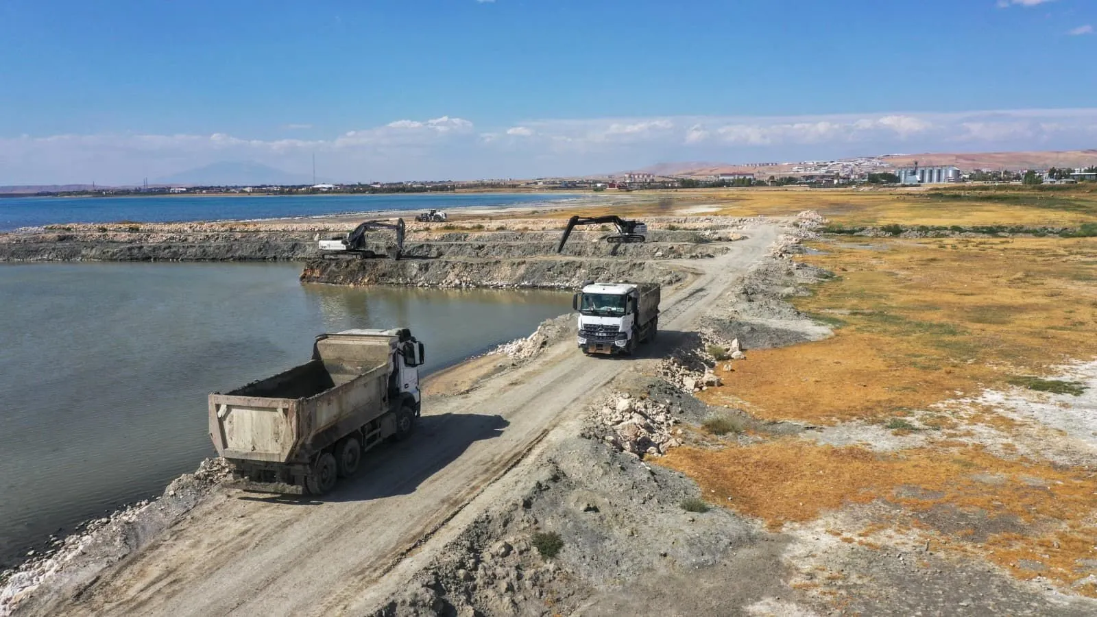 Van Gölü dibindeki tonlarca çamur temizlendi