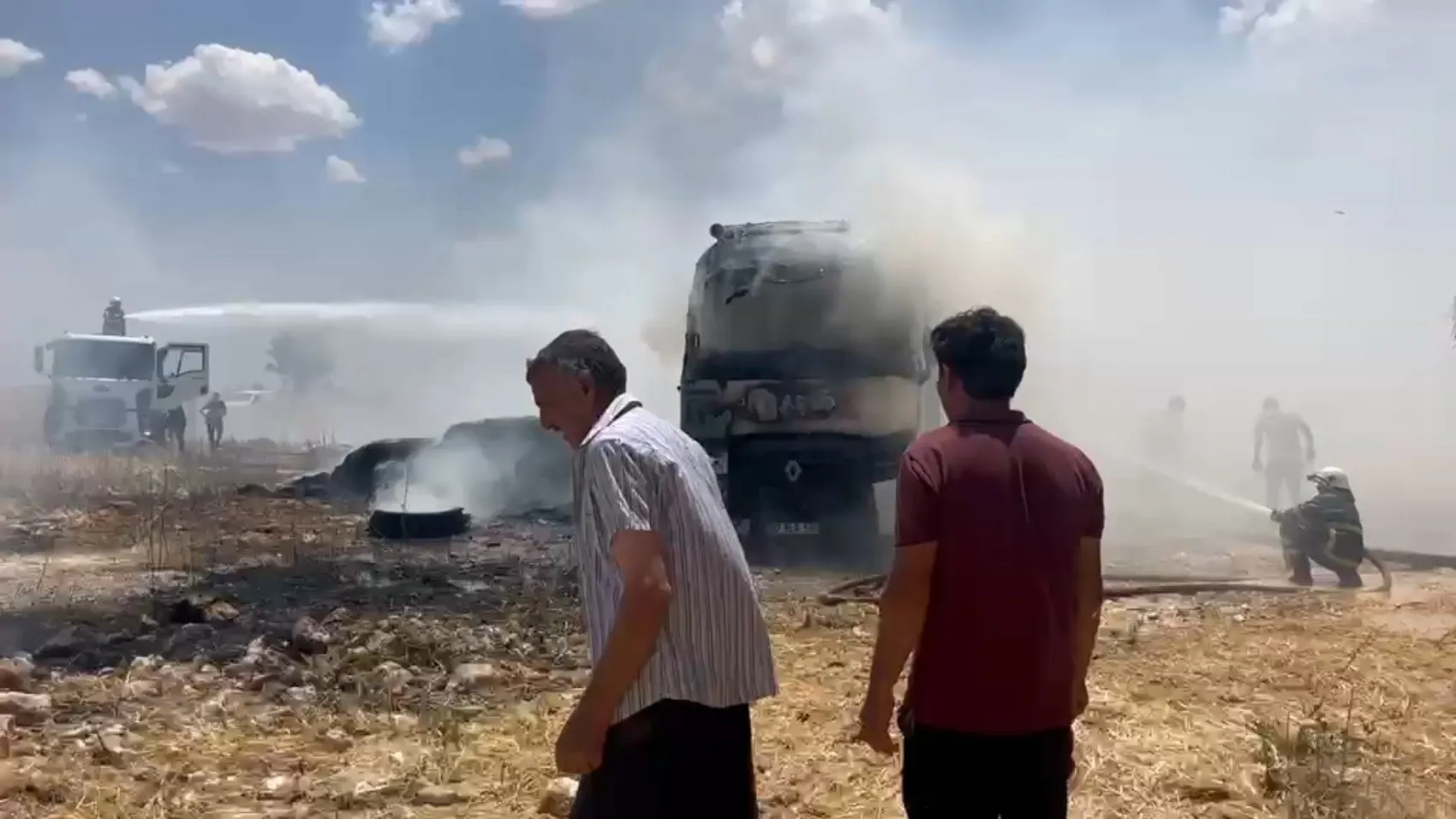 Viranşehir yolunda saman yüklü TIR alevlere teslim oldu