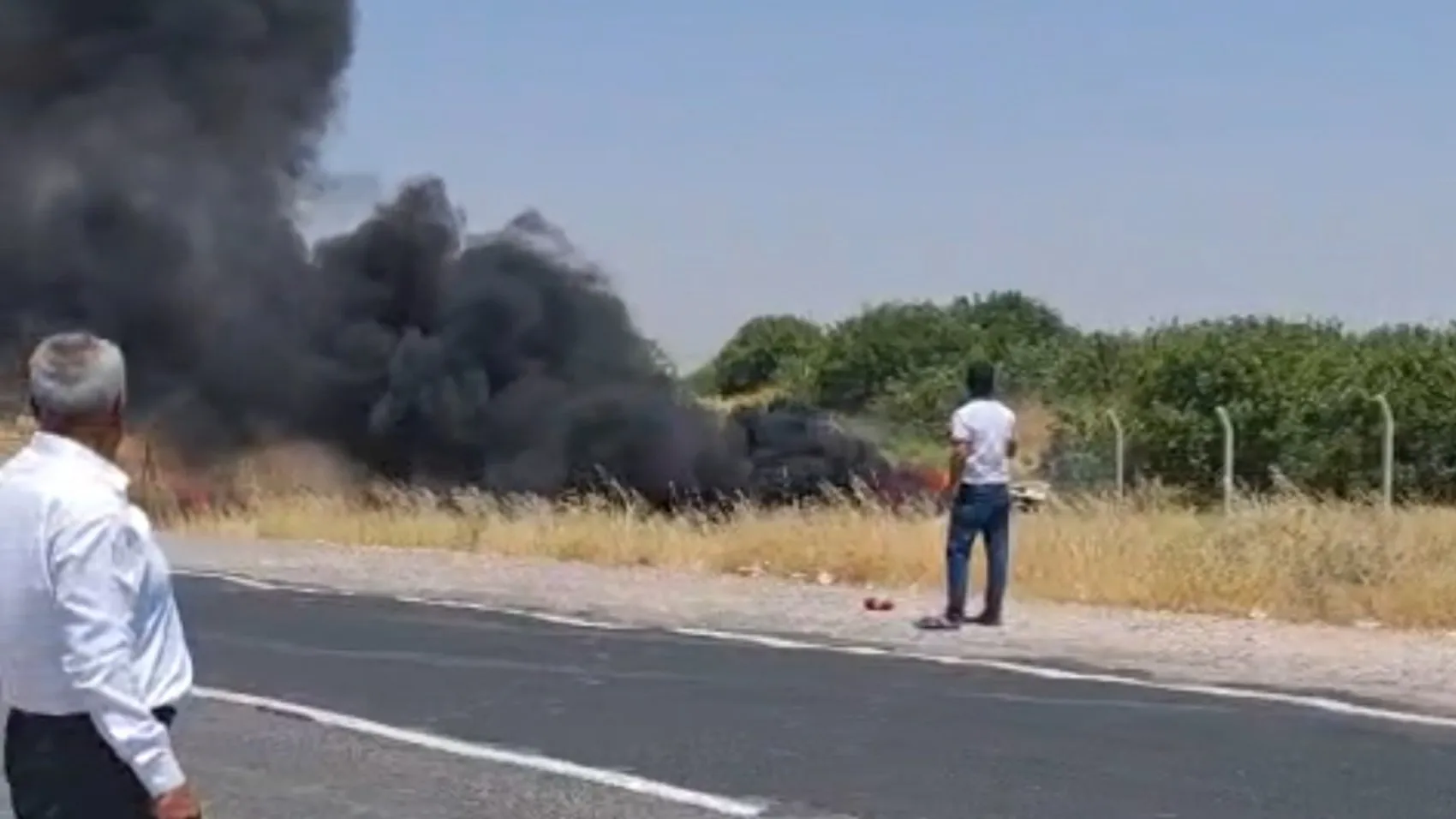 Şanlıurfa’da kaza yapan araç alev alınca paraları kurtarma telaşı başladı