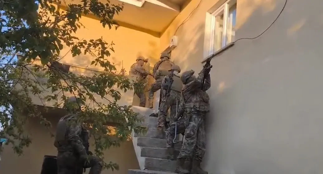 Bitlis merkezli zehir tacirlerine üç ilde şafak baskını