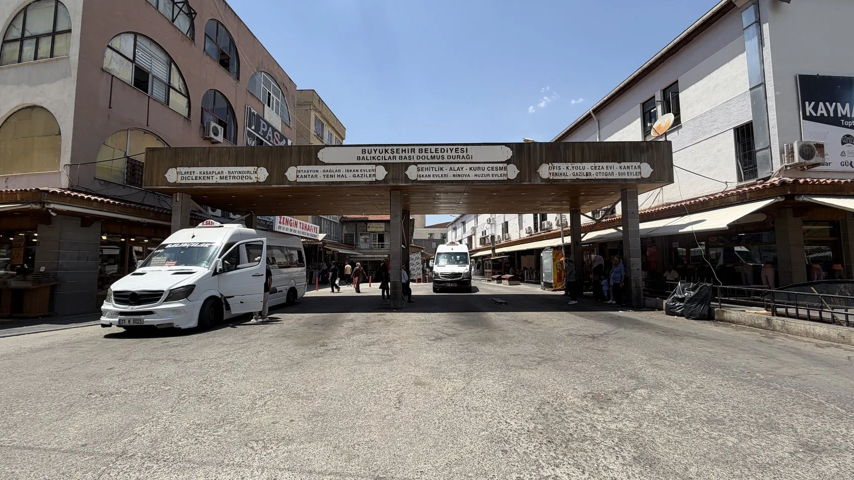 Diyarbakırlı şoförden 42 derecelik sıcaklara karşı sulu klima çözümü