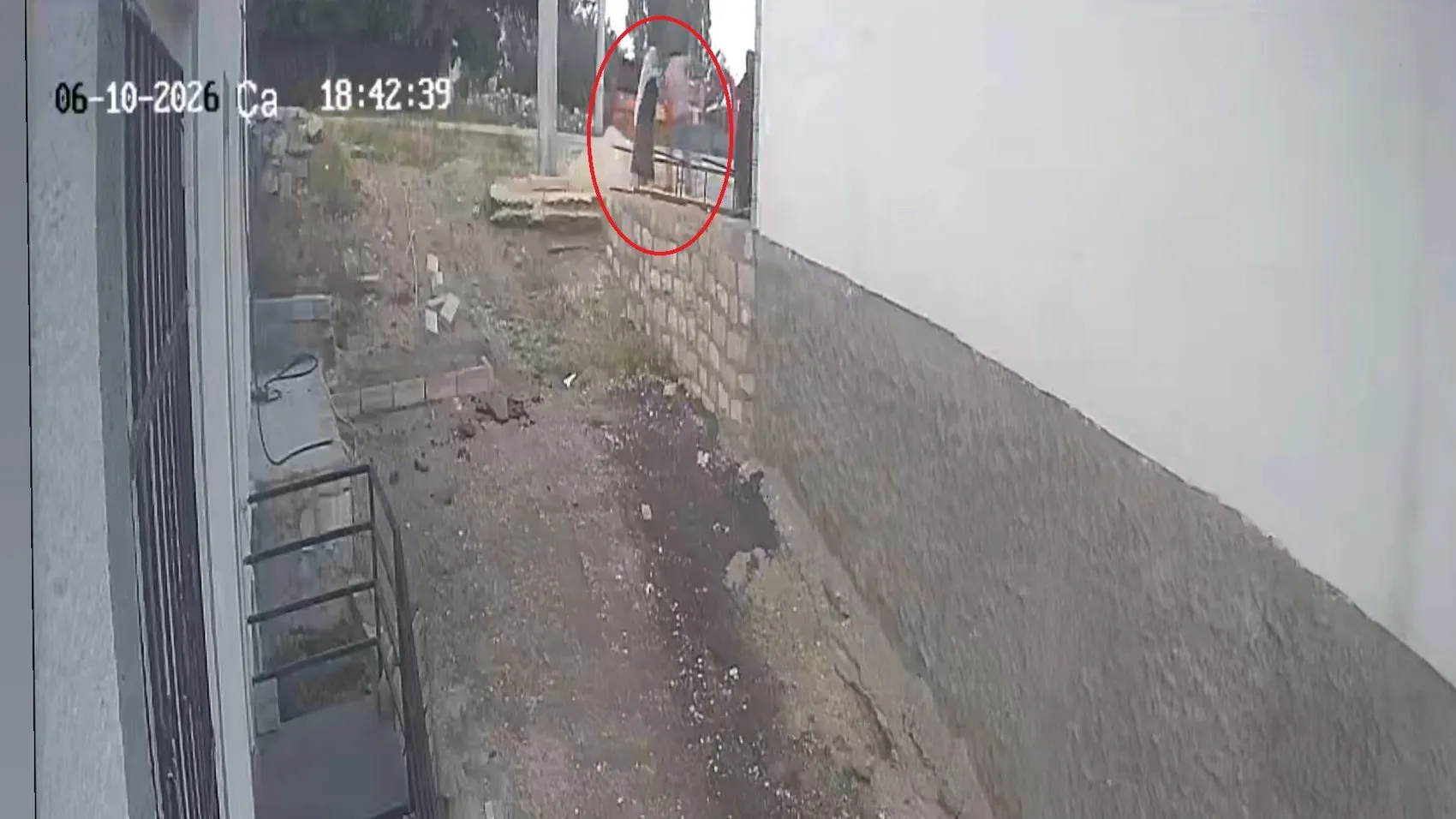 Engelli kızı için rampa isteyen kadına komşusundan kürekli saldırı