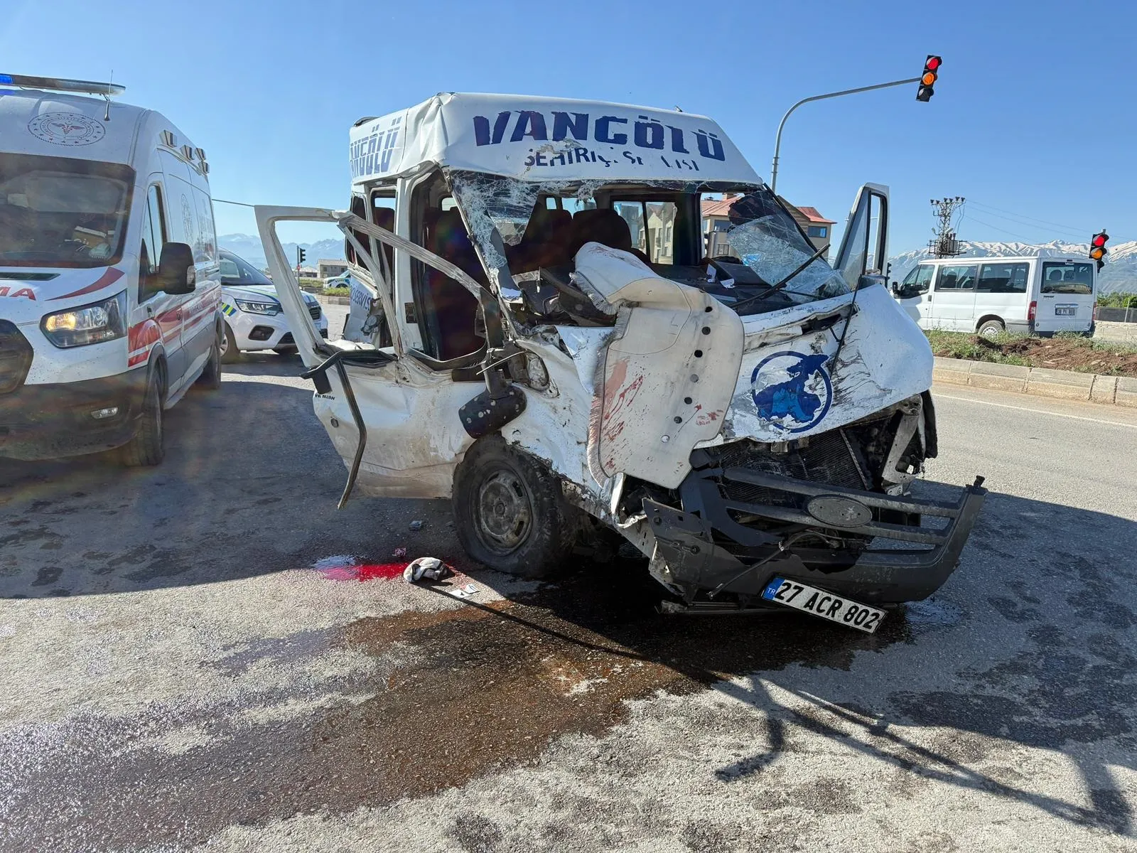 Yüksekova yolunda minibüs ile kamyon çarpıştı