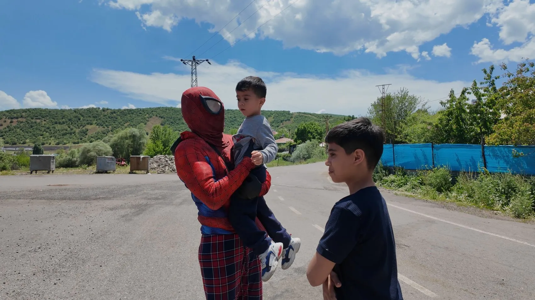Bingöl’ün köy yollarında bir Örümcek Adam