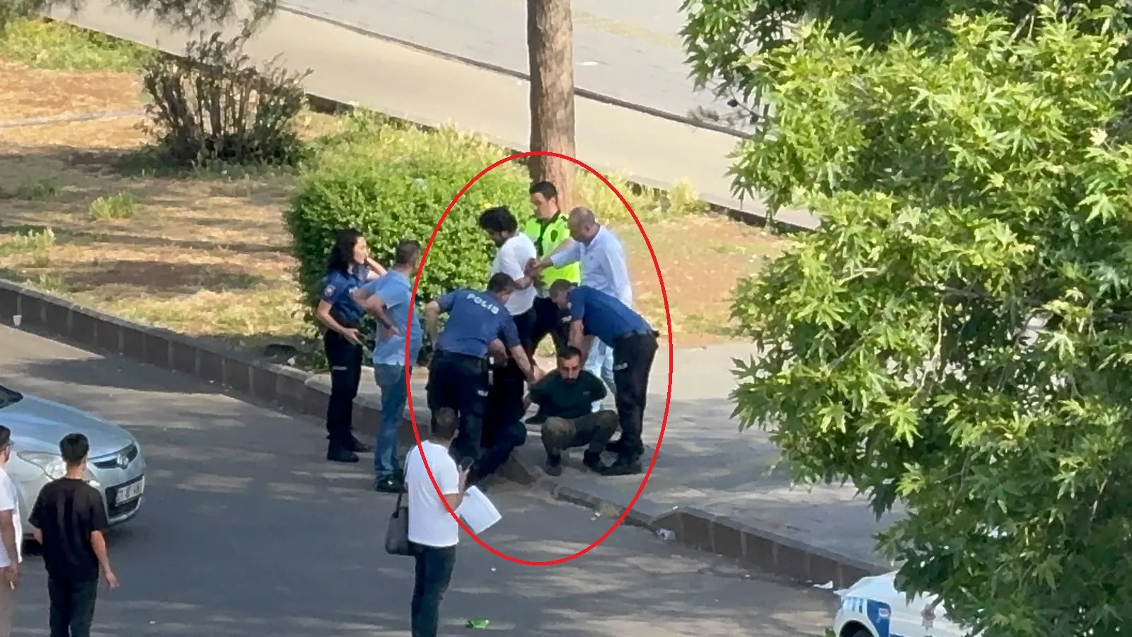 Diyarbakır Adliyesi önünde polise saldırı 4 kişi gözaltında