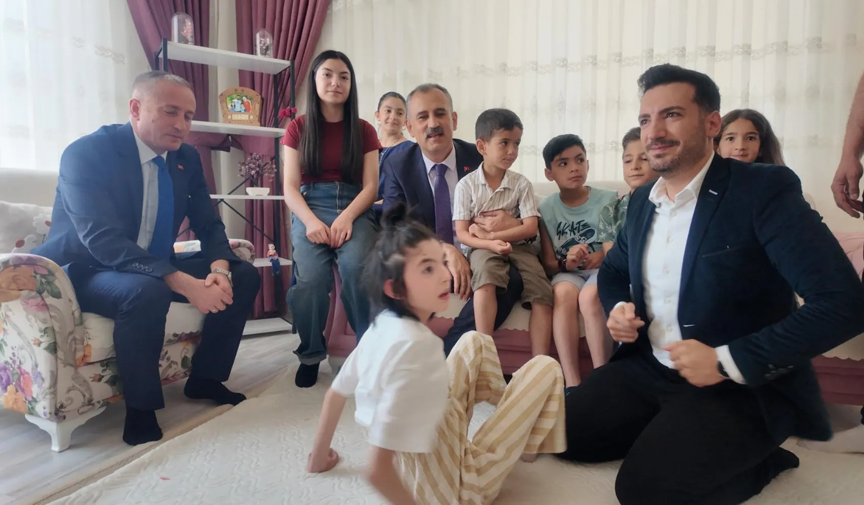 Ağrı'da karne heyecanı evde eğitim gören Elif’in evine taşındı