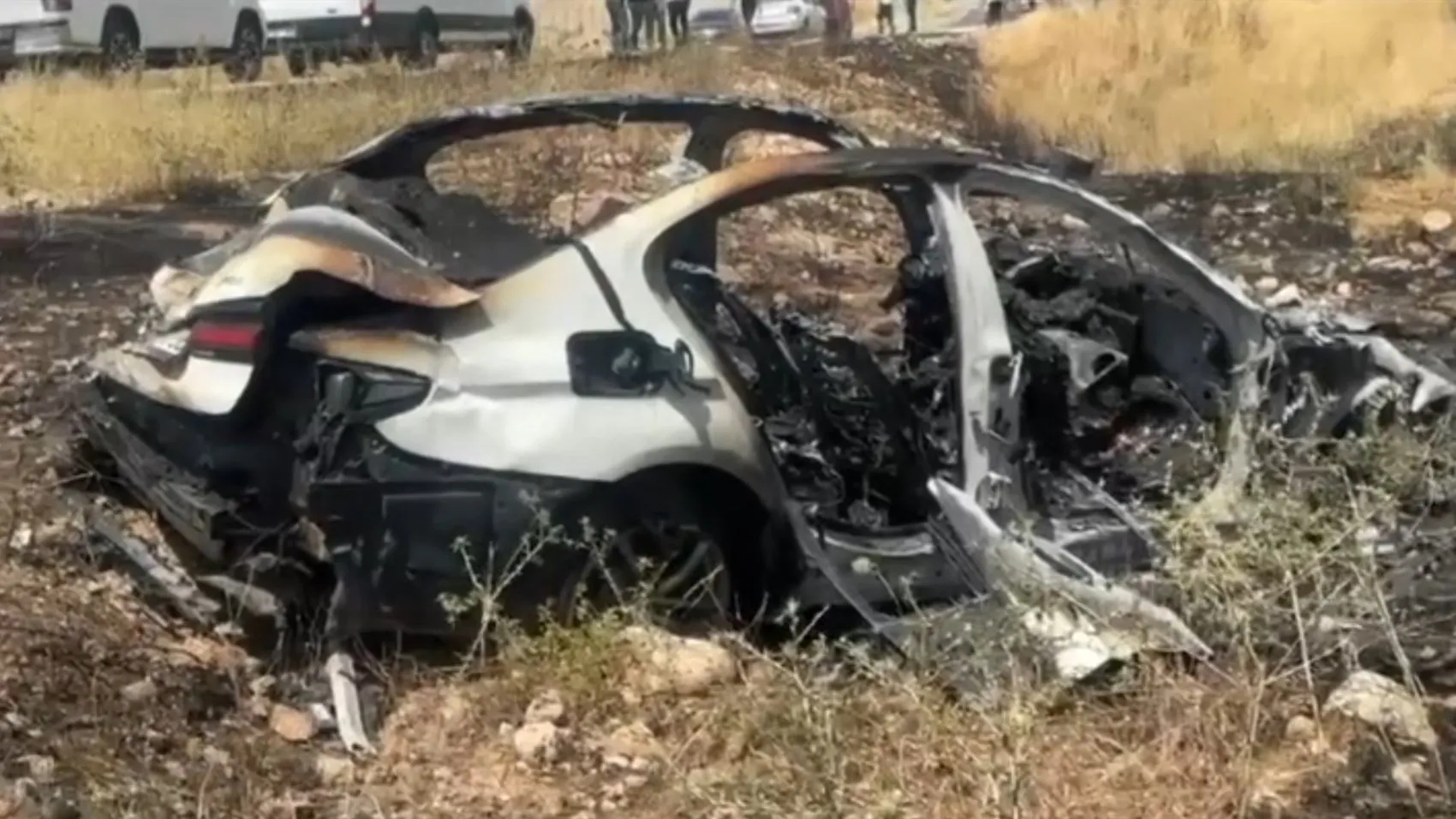 Şanlıurfa’da kaza yapan araç alev alınca paraları kurtarma telaşı başladı