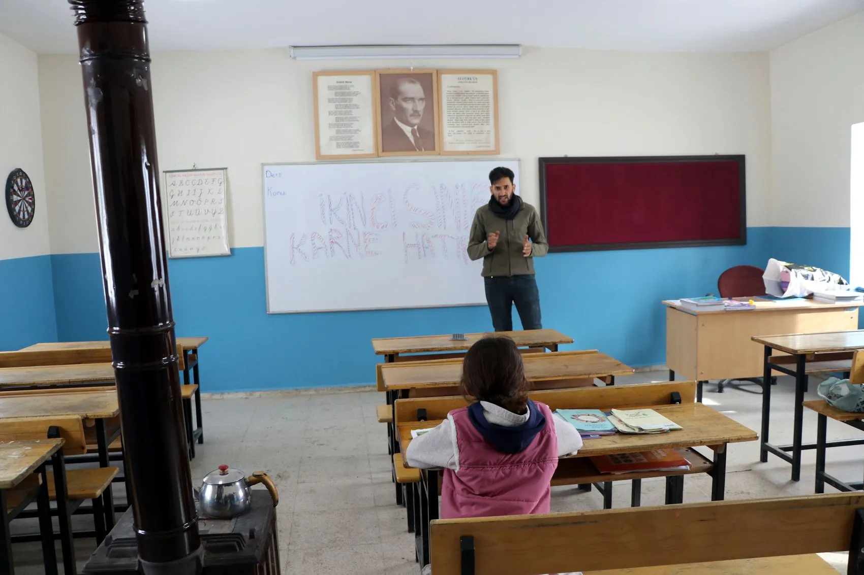 Üç yıl tek başına okudu şimdi otuz iki arkadaşıyla karne aldı