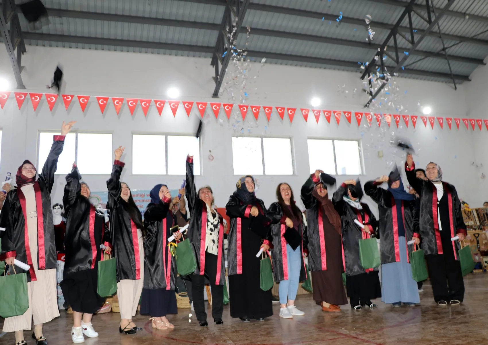 Van'da 56 yaşındaki Aysel Özbek kep atarak lise mezunu oldu