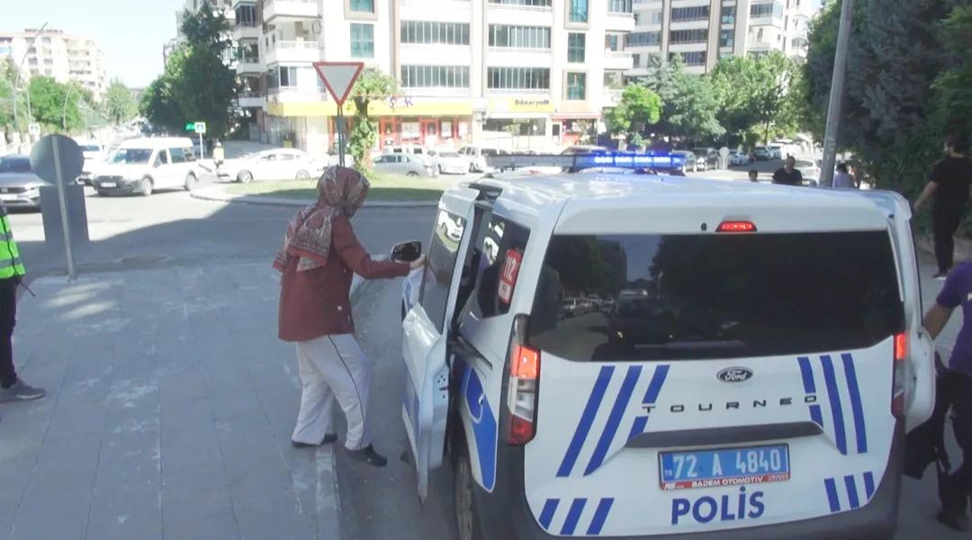 Batman'da sınav telaşı yaşayan kardeşlerin imdadına polis yetişti