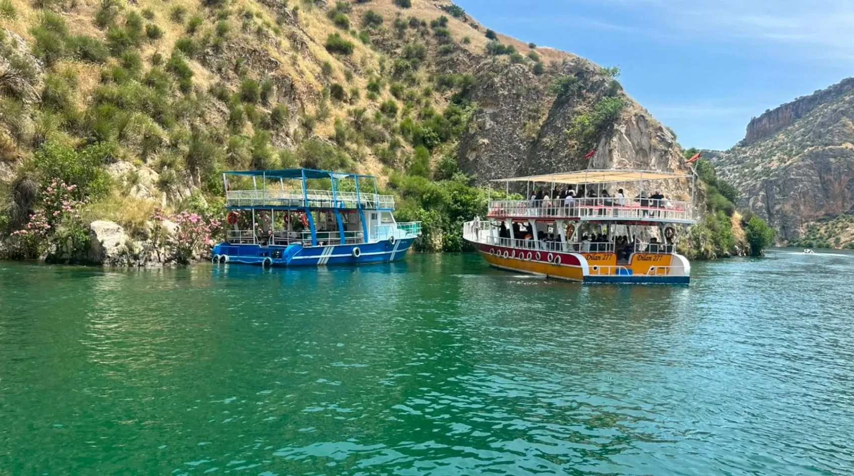 Halfeti sularında mahsur kalan 40 kişi kurtarıldı