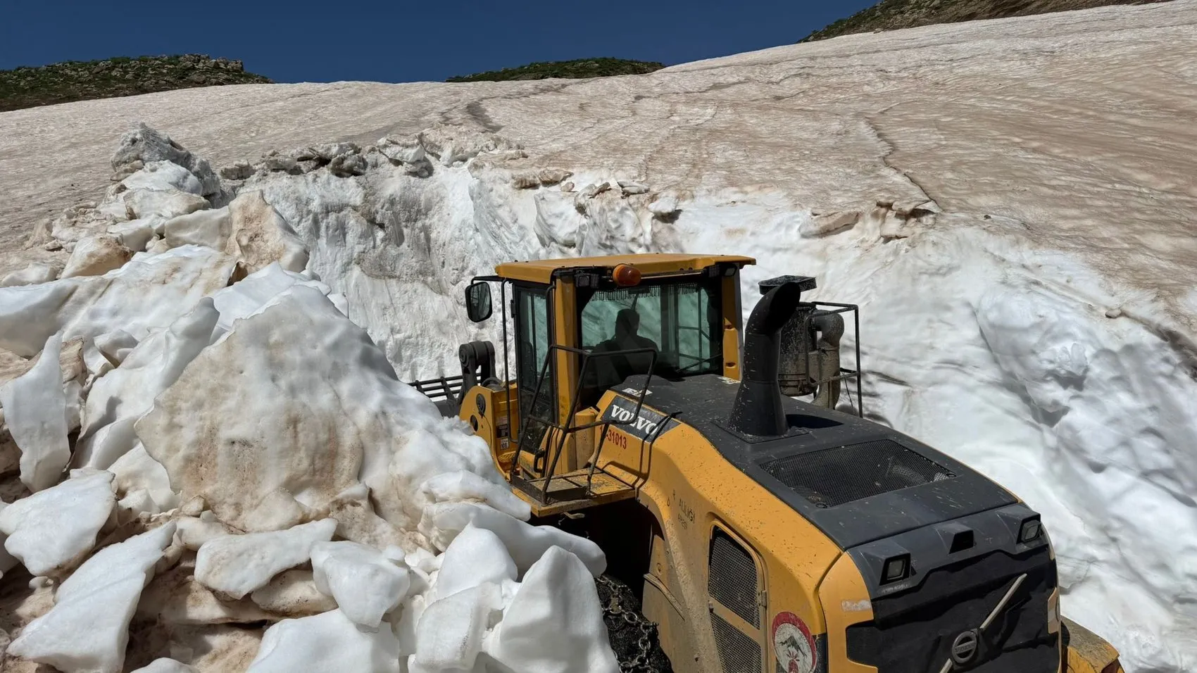 Yüksekova’da dağlar karlar altında kaldı