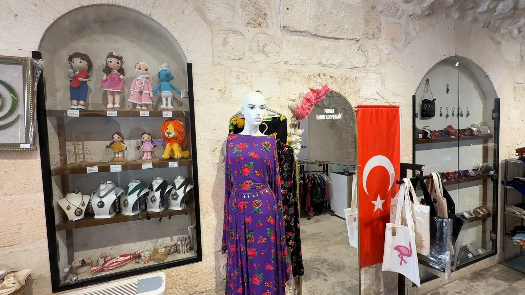 Midyatlı kadınlar tarihi konakta el emeğini kazanca dönüştürüyor