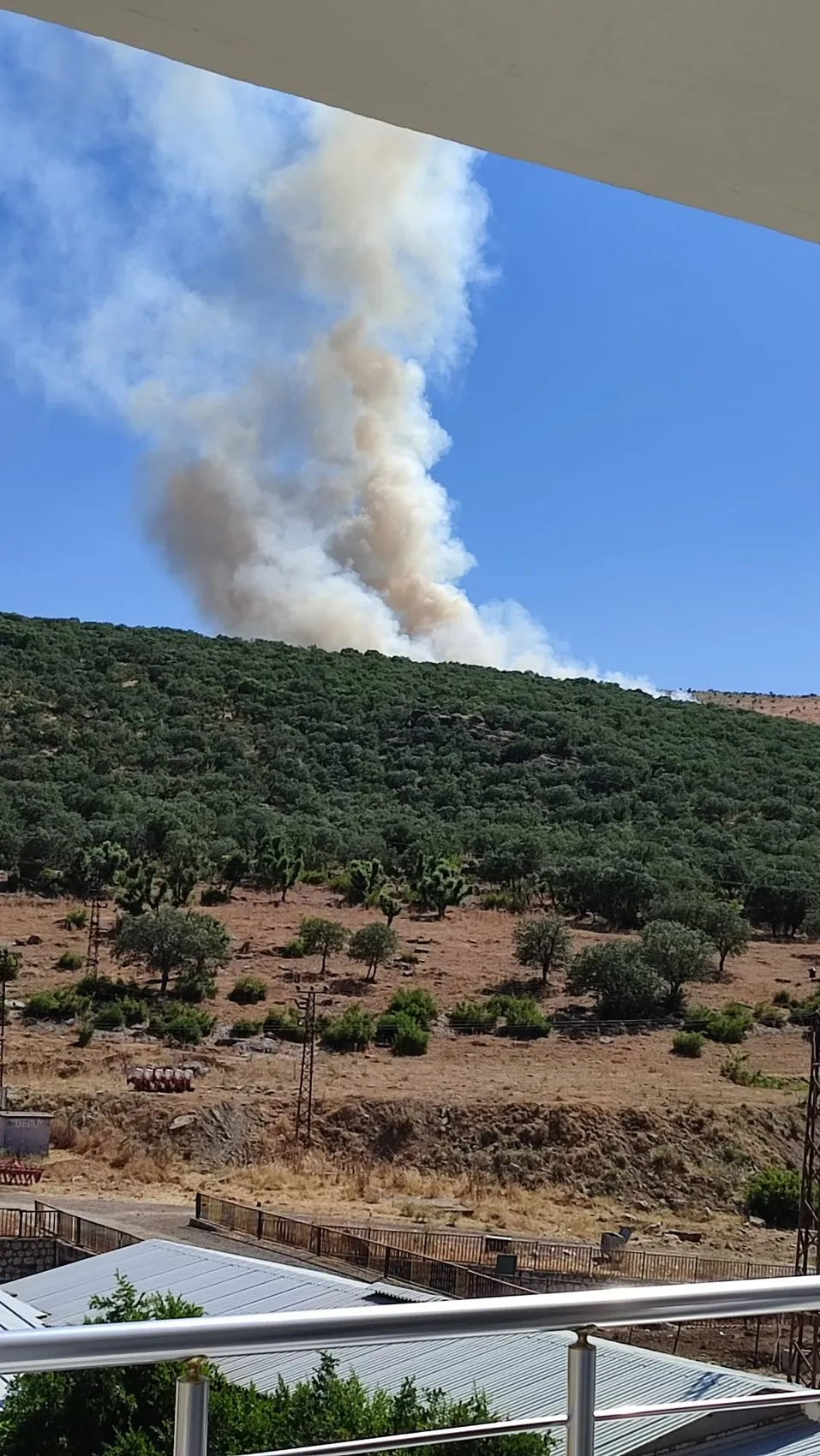 Silvan kırsalındaki ormanlık alanda çıkan yangın ekiplerin müdahalesiyle söndürüldü