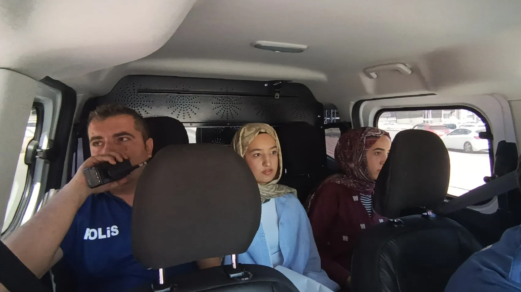 Batman'da sınav telaşı yaşayan kardeşlerin imdadına polis yetişti