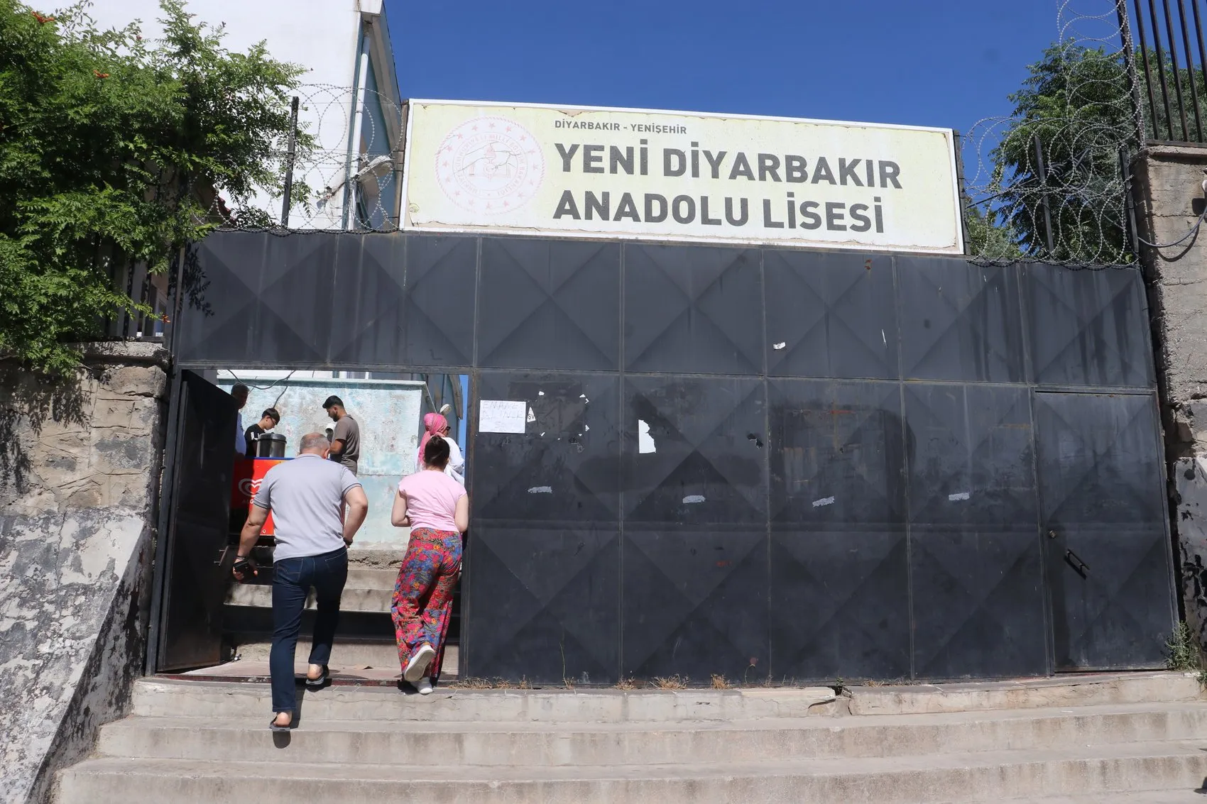 Diyarbakırlı gençler sınav salonunda aileler dışarıda ter döktü
