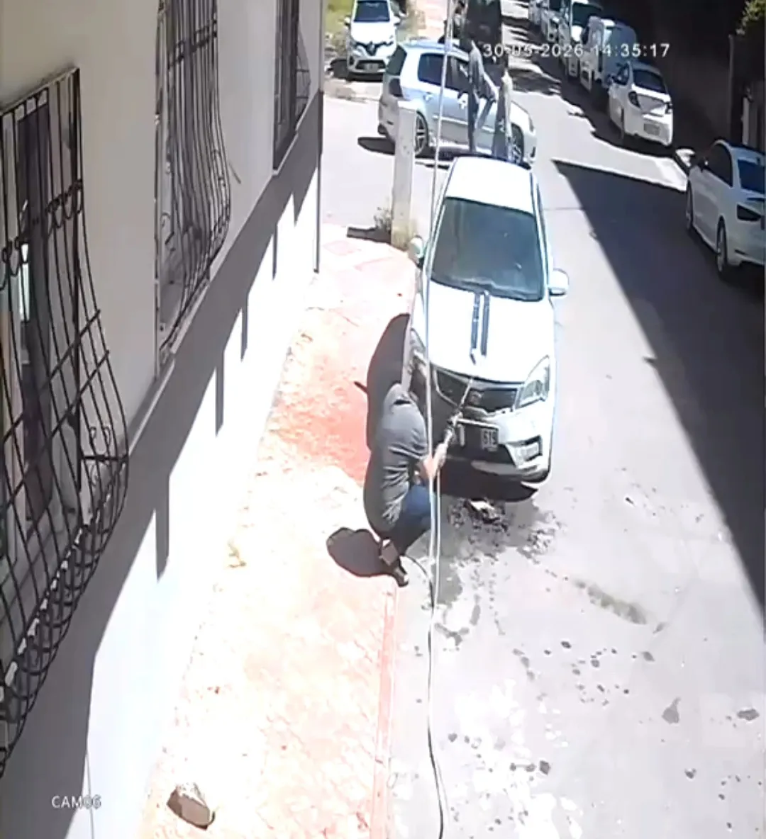 Batman'da çocukların ateşi park halindeki otomobili küle çeviriyordu