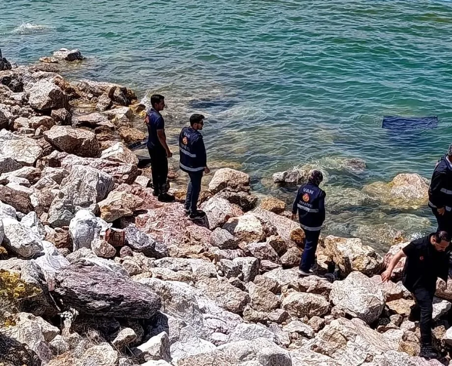 Van Gölü’ne uçan otomobilden sürücü sağ çıkarıldı