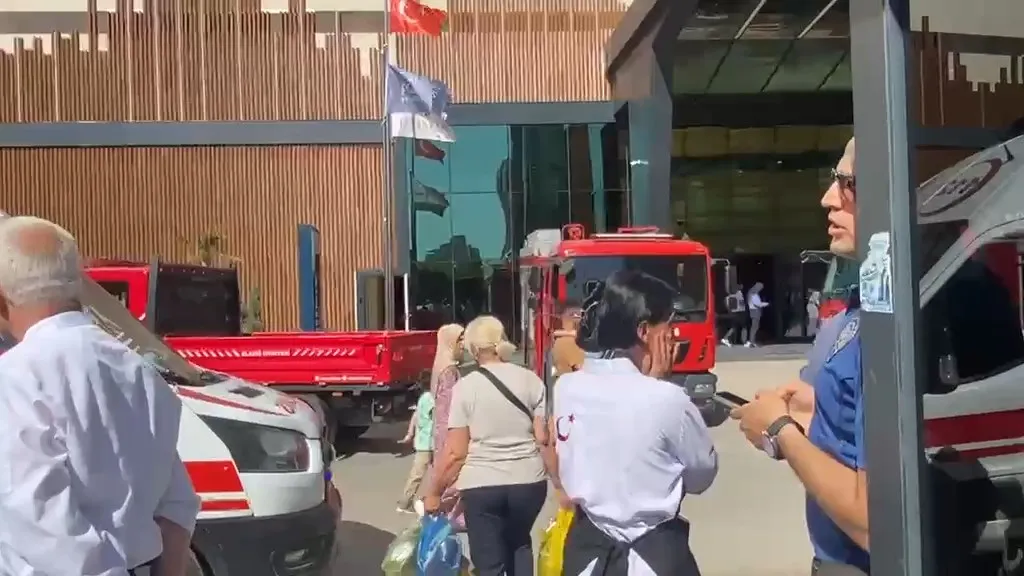 Elazığ’da otel yangını 10 kişi dumandan etkilendi
