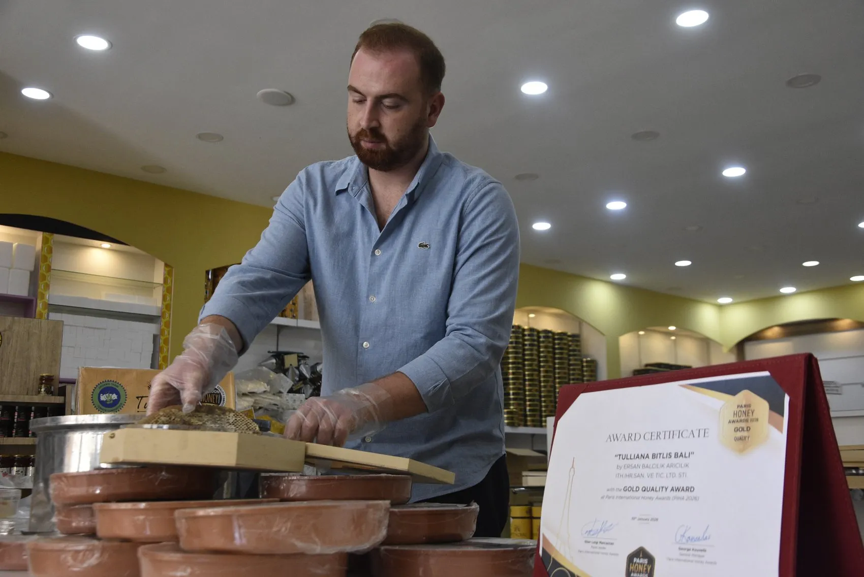 Bitlis karakovan balı Paris’teki yarışmada dördüncü kez altın madalya kazandı