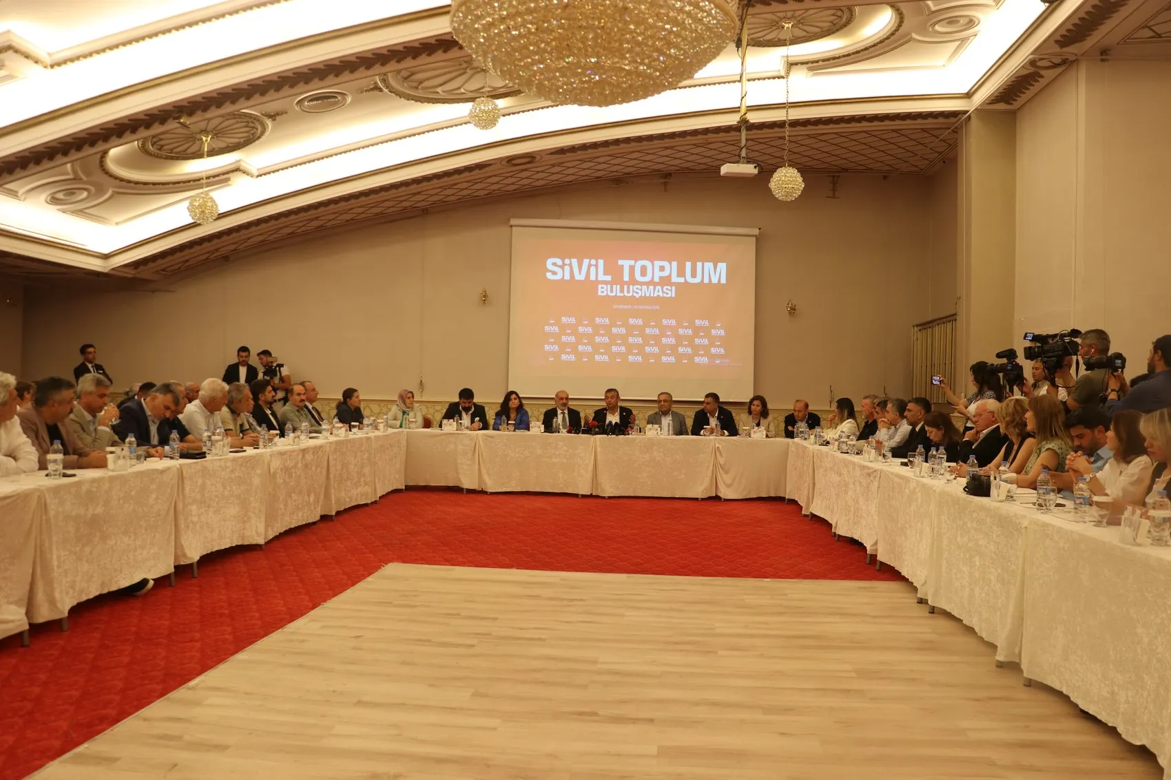 Özgür Özel Diyarbakır’da demokrasi mesajı verdi