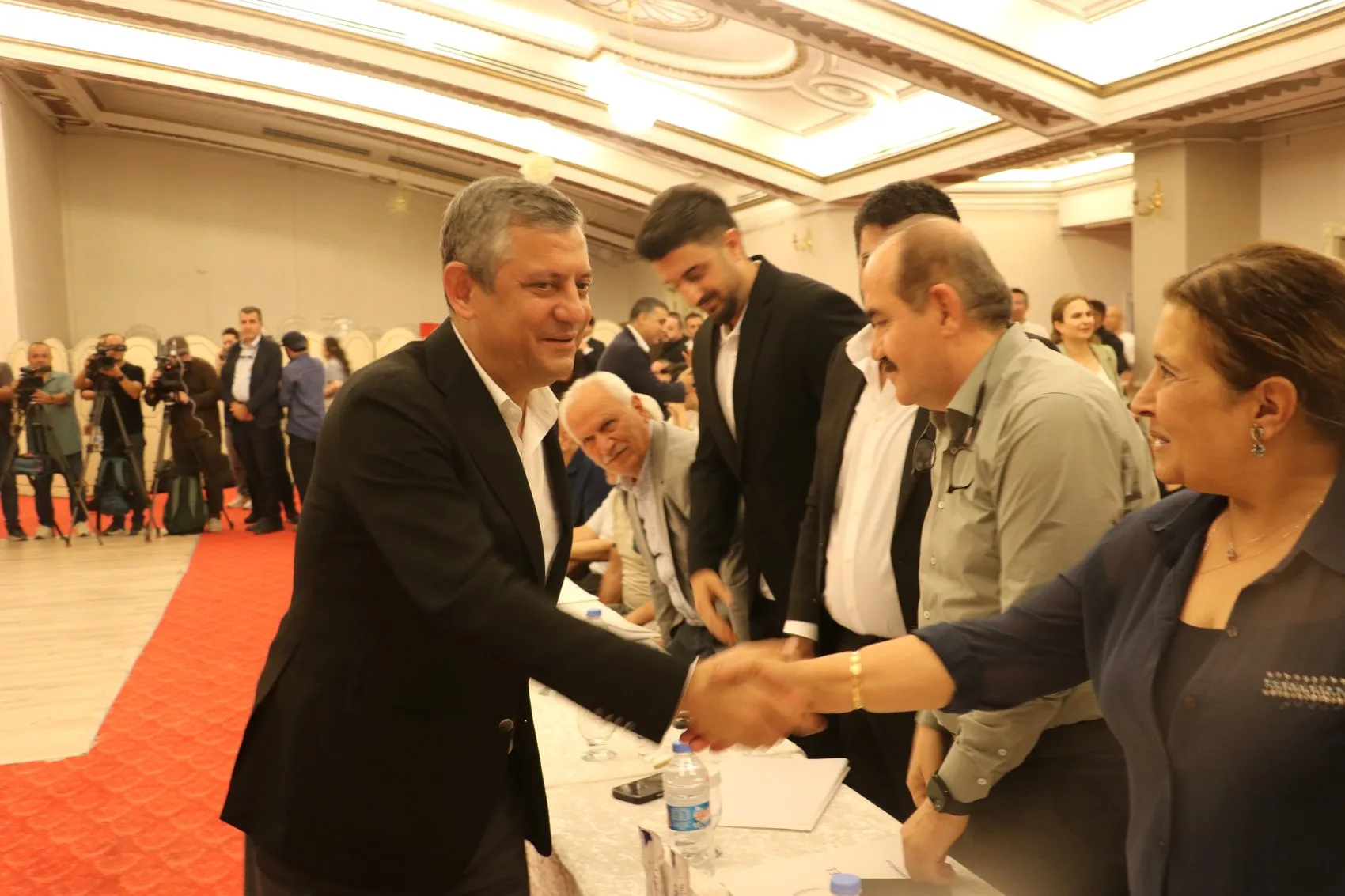 Özgür Özel Diyarbakır’da demokrasi mesajı verdi