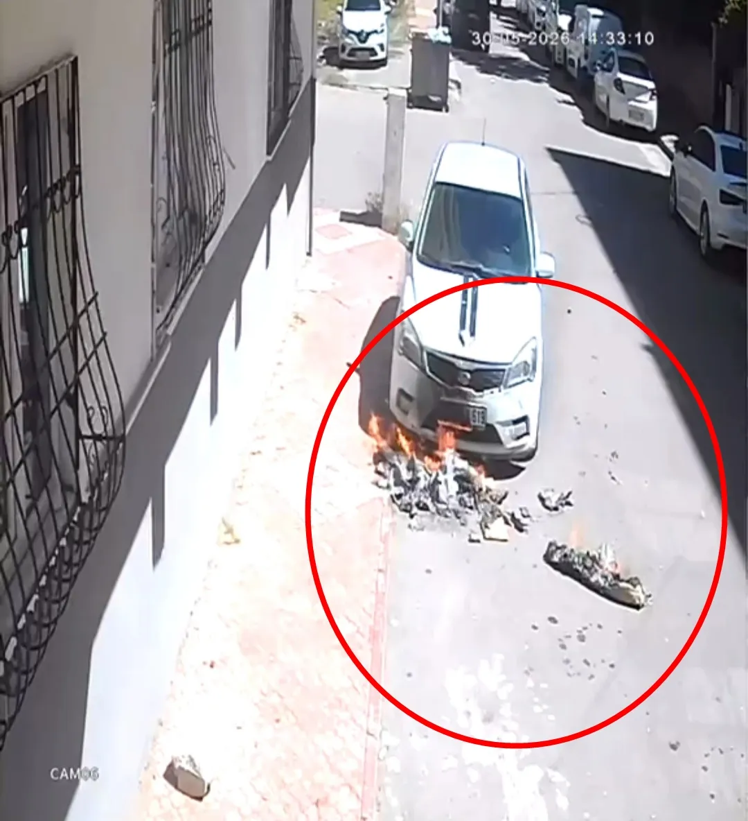 Batman'da çocukların ateşi park halindeki otomobili küle çeviriyordu