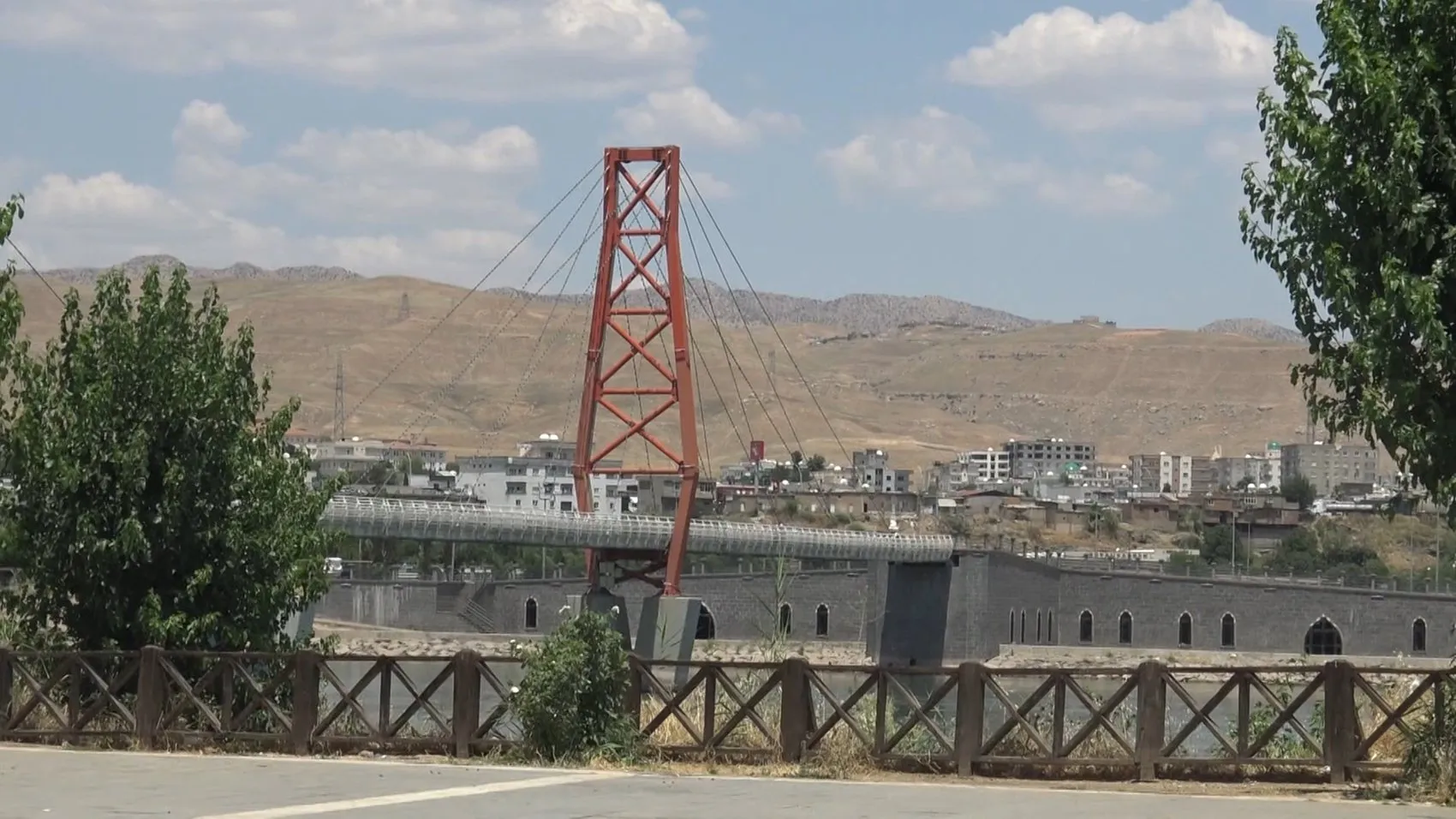 Cizre kavurucu sıcaklarla boğuşuyor