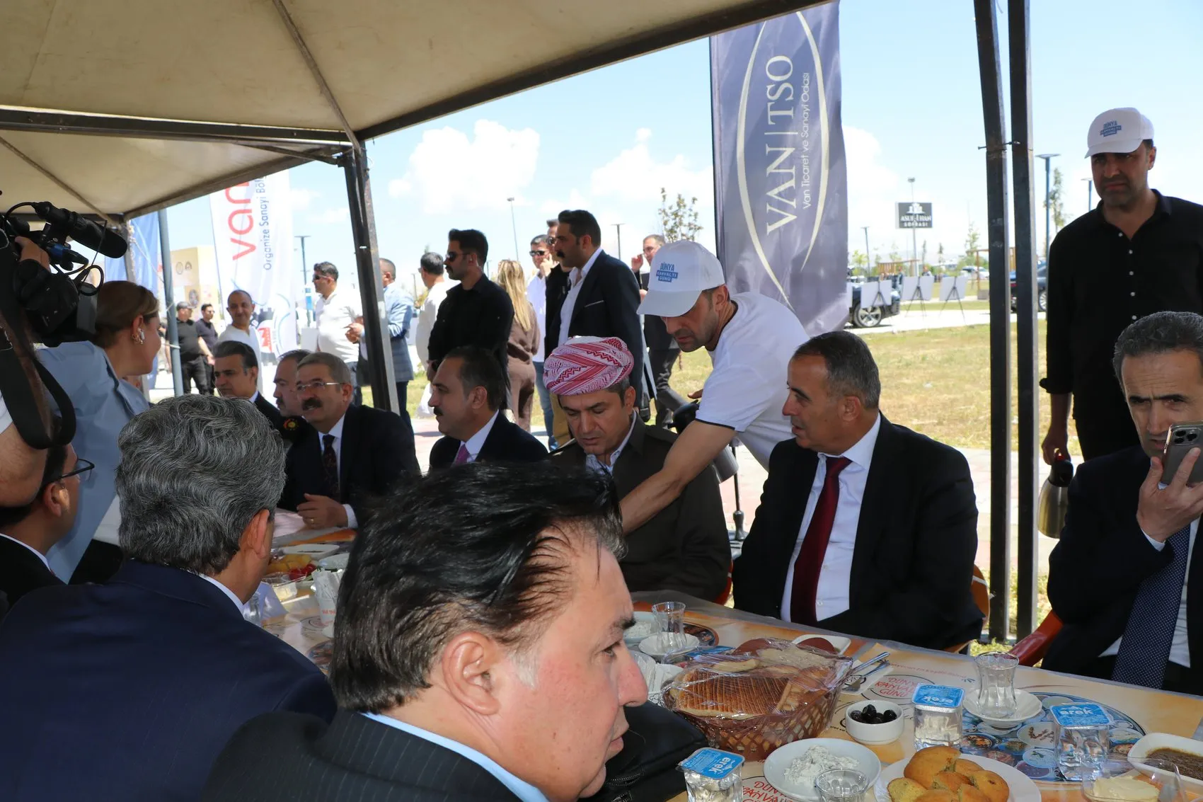 Van Gölü kıyısında dev kahvaltı sofrası kuruldu