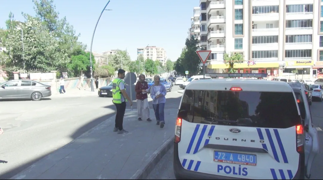 Batman'da sınav telaşı yaşayan kardeşlerin imdadına polis yetişti