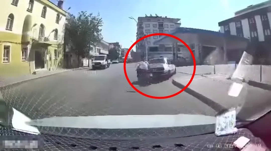 Batman'da motosiklet kazası kameraya saniye saniye yansıdı