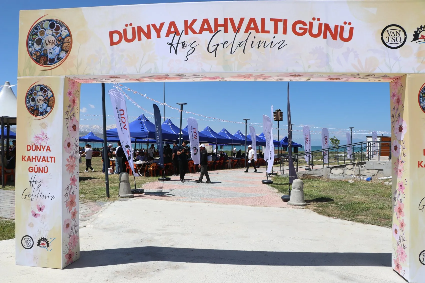 Van Gölü kıyısında dev kahvaltı sofrası kuruldu