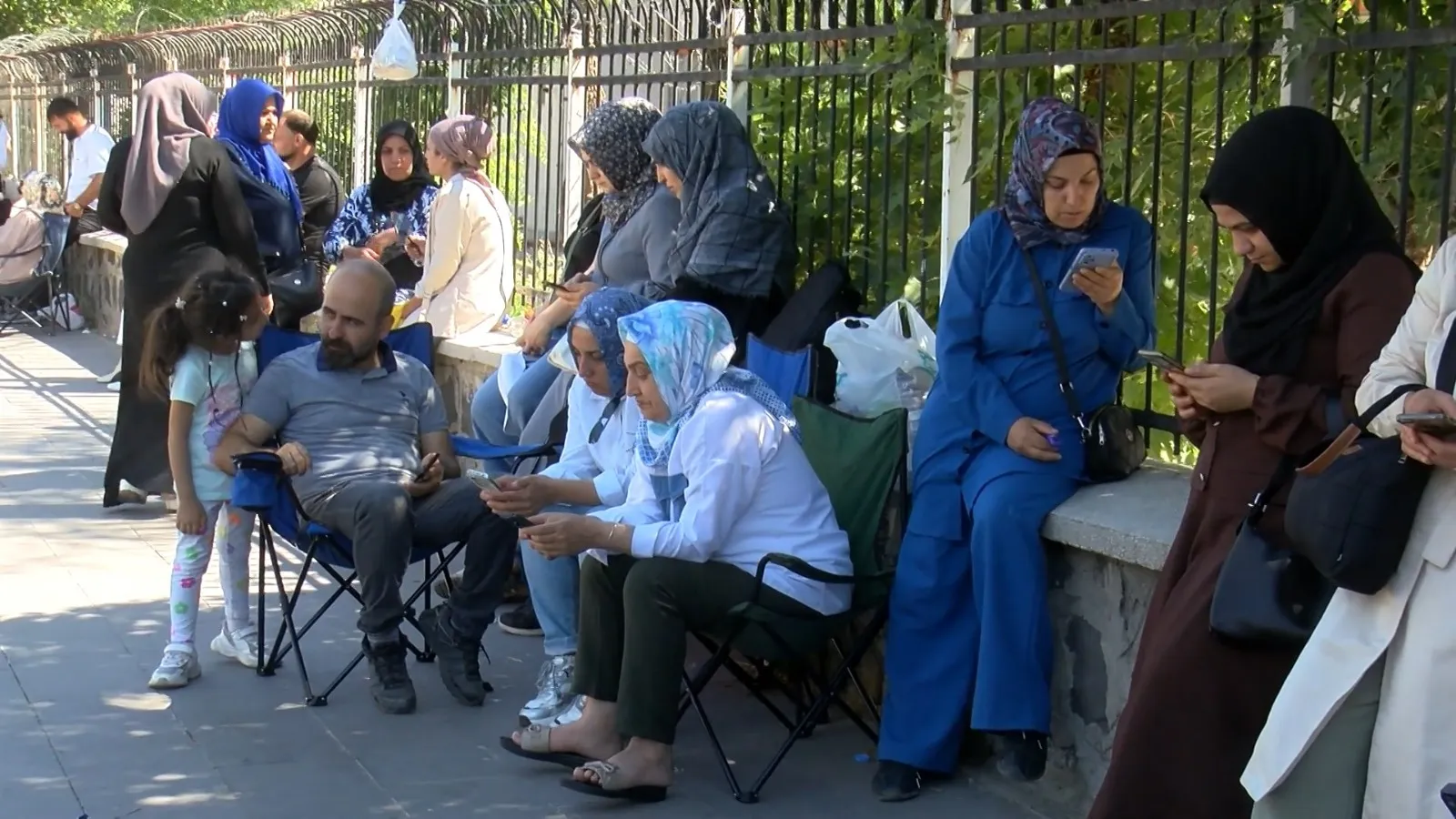 Diyarbakır’da LGS telaşı Veliler okul kapısında dua nöbeti tuttu