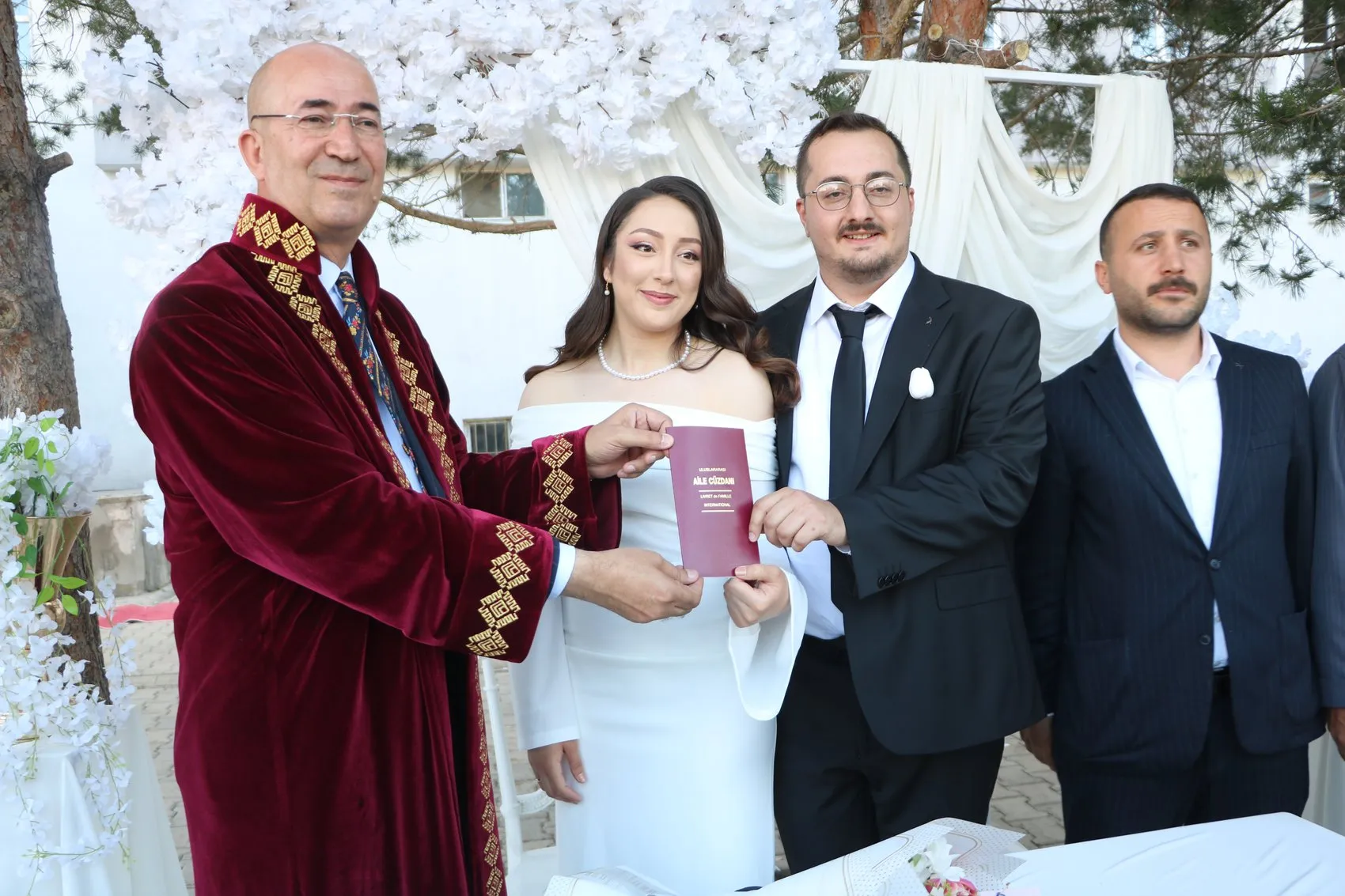 Yüksekova’da meslektaş öğretmen çift okul bahçesinde dünyaevine girdi