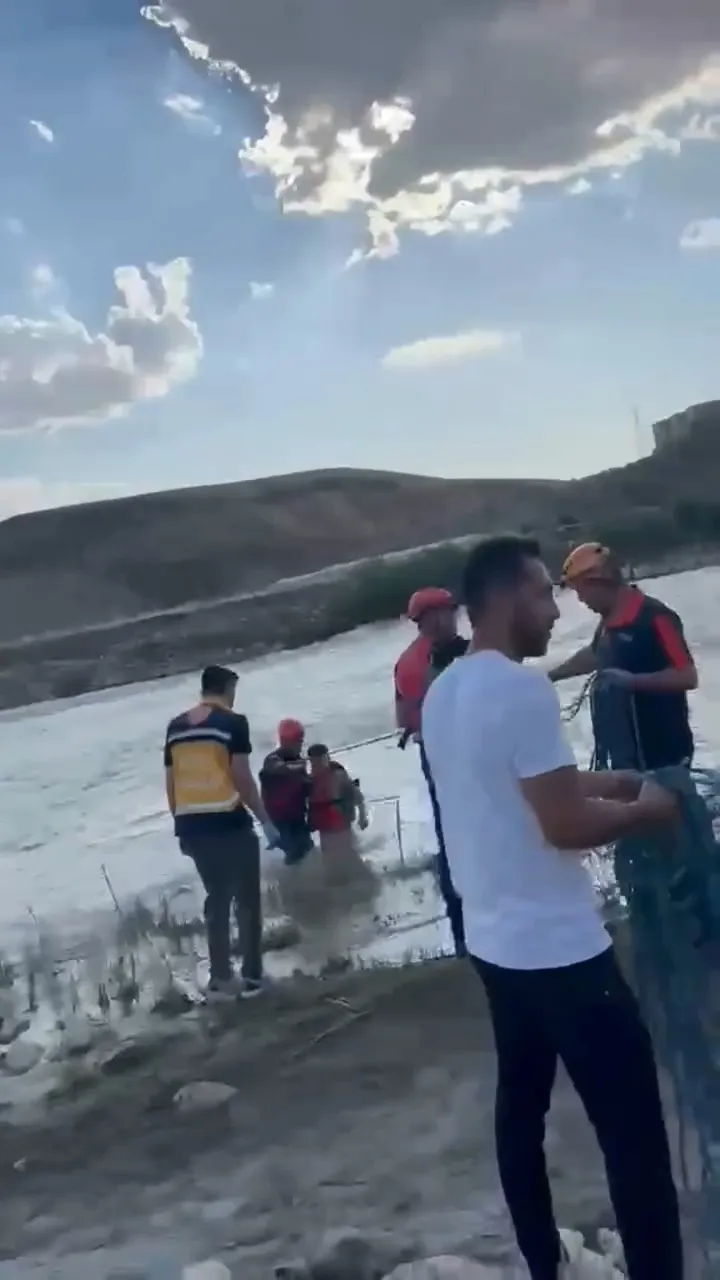 Siirtte yükselen sular arasında mahsur kalan çocuğu AFAD ekipleri kurtardı