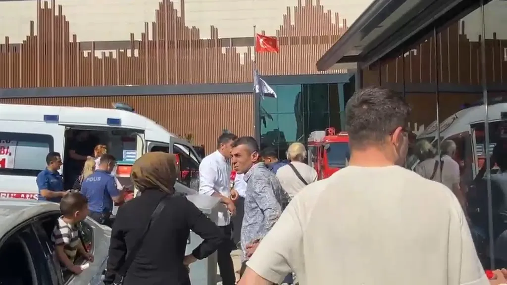 Elazığ’da otel yangını 10 kişi dumandan etkilendi