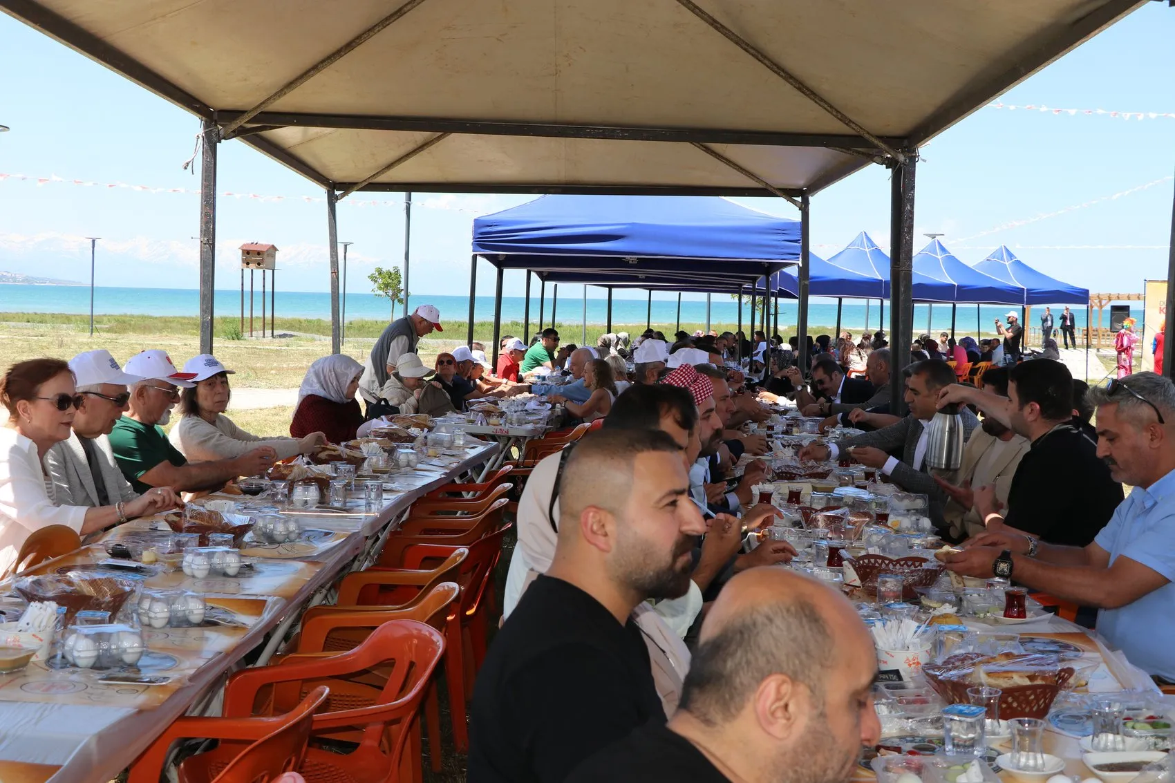 Van Gölü kıyısında dev kahvaltı sofrası kuruldu